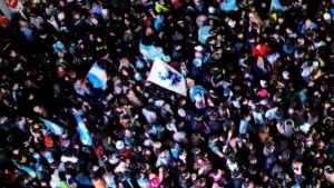 Argentina explode em festa após virada histórica sobre Inglaterra