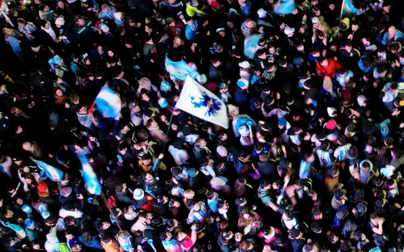Argentina explode em festa após virada histórica sobre Inglaterra