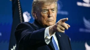 Trump pede cassação de licenças de emissoras que boicotaram discurso
