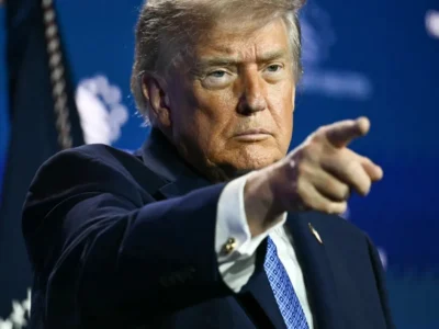 Trump pede cassação de licenças de emissoras que boicotaram discurso