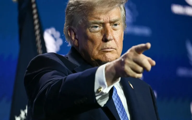 Trump pede cassação de licenças de emissoras que boicotaram discurso