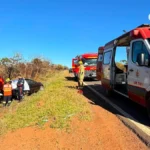 Mulher morre após carro bater em árvore na DF-190