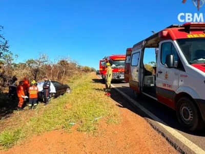 Mulher morre após carro bater em árvore na DF-190