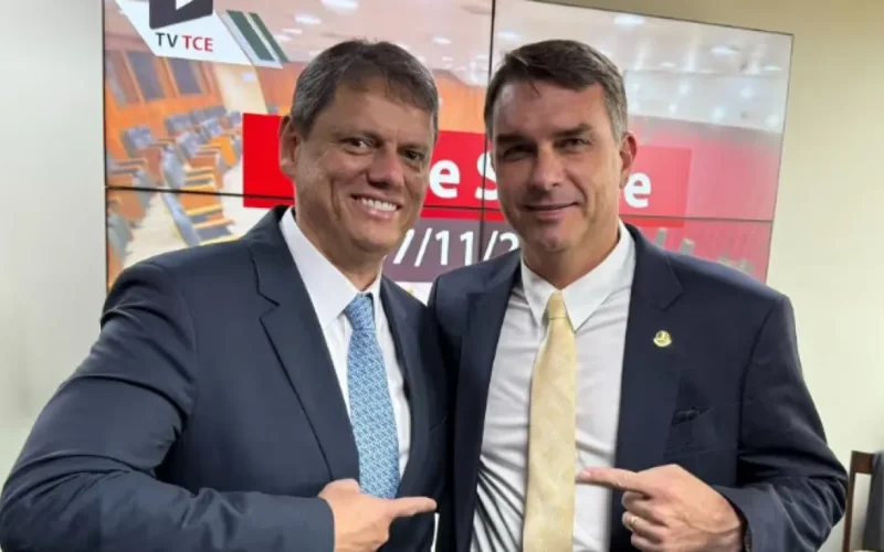Flávio Bolsonaro transfere QG de campanha para SP
