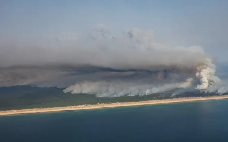 Incêndio na França força evacuação de paraíso turístico