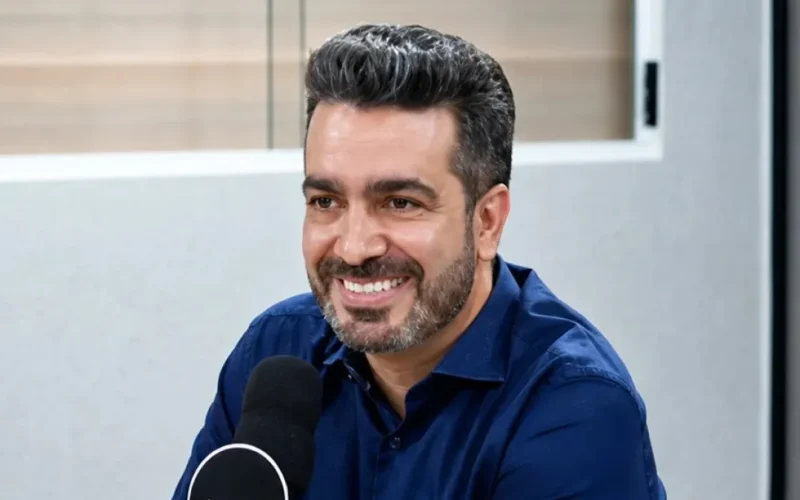 Pré-candidato promete iPhone grátis para quem fizer curso