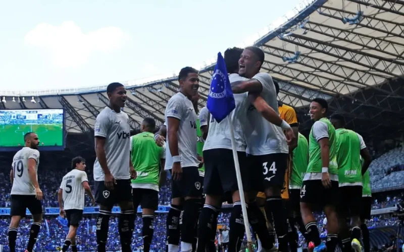 Botafogo vence Cruzeiro no Mineirão e sobe para 7º no Brasileirão