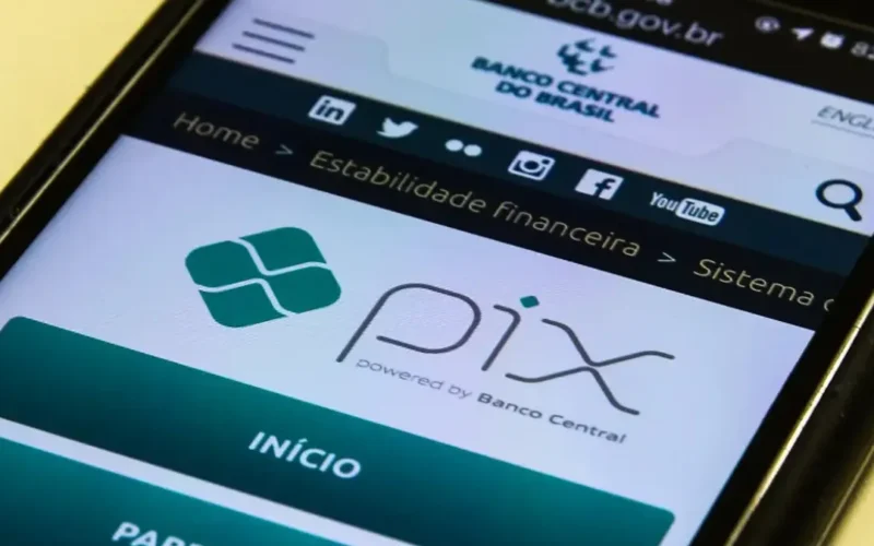 Lula sanciona leis que criam Pix Pensão e ampliam Ligue 180