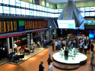 Bolsa abre após atraso; dólar sobe com Fed e balanços