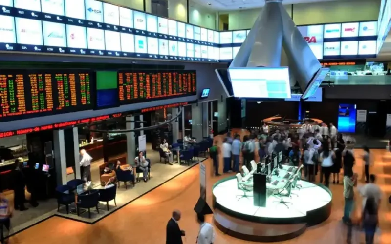 Bolsa abre após atraso; dólar sobe com Fed e balanços