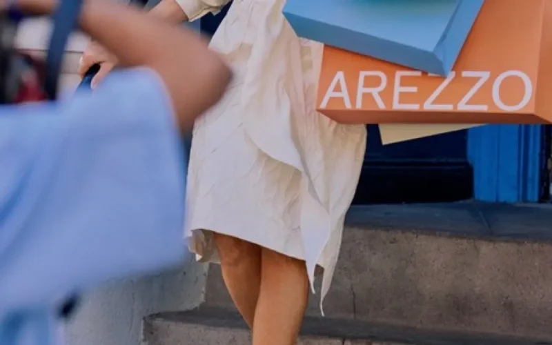 Sarah Jessica Parker é flagrada com sacolas da Arezzo em NY
