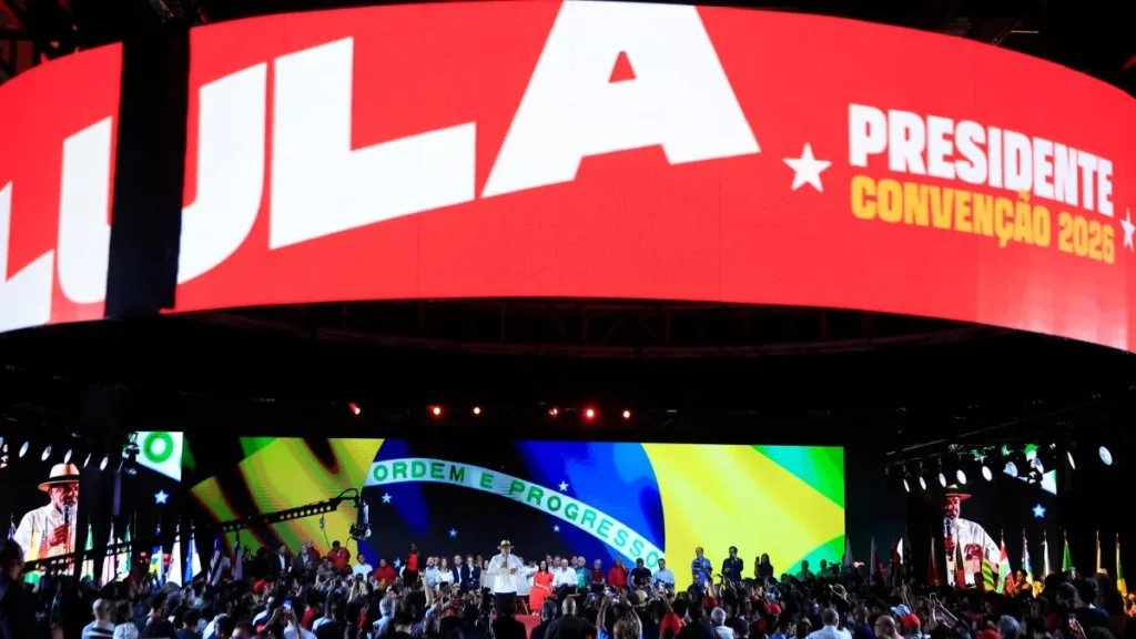 Vermelho, oncinha e chapéu Panamá marcam convenção de Lula