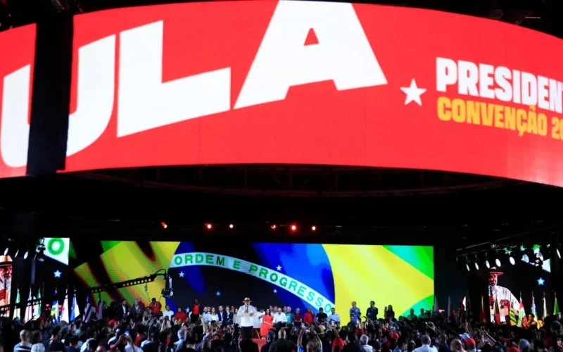 Vermelho, oncinha e chapéu Panamá marcam convenção de Lula