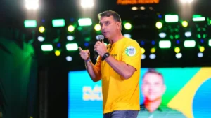 Flávio Bolsonaro diz que aceitará resultado e critica TSE