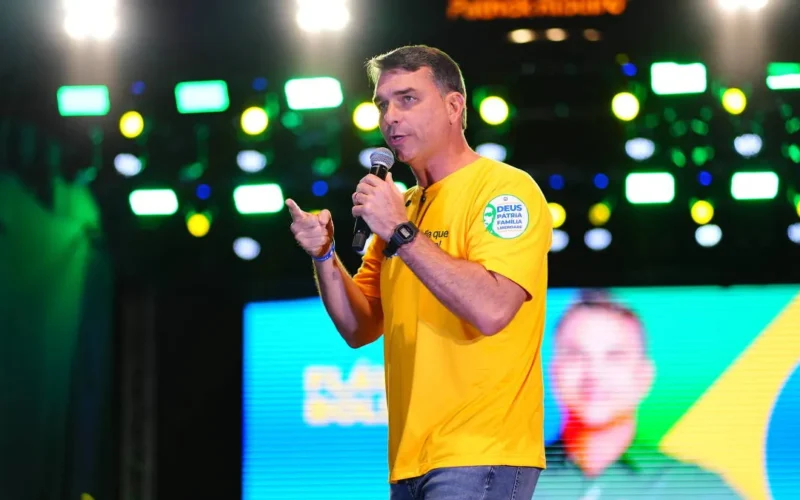 Flávio Bolsonaro diz que aceitará resultado e critica TSE