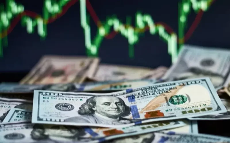 Dólar abre em queda após Copom cortar Selic para 14%