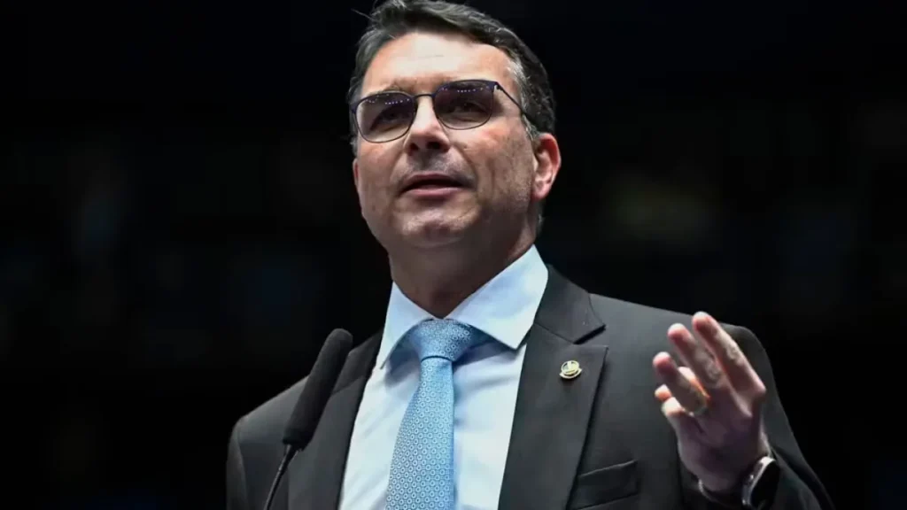 Flávio Bolsonaro alega 'guerra psicológica' contra sua campanha