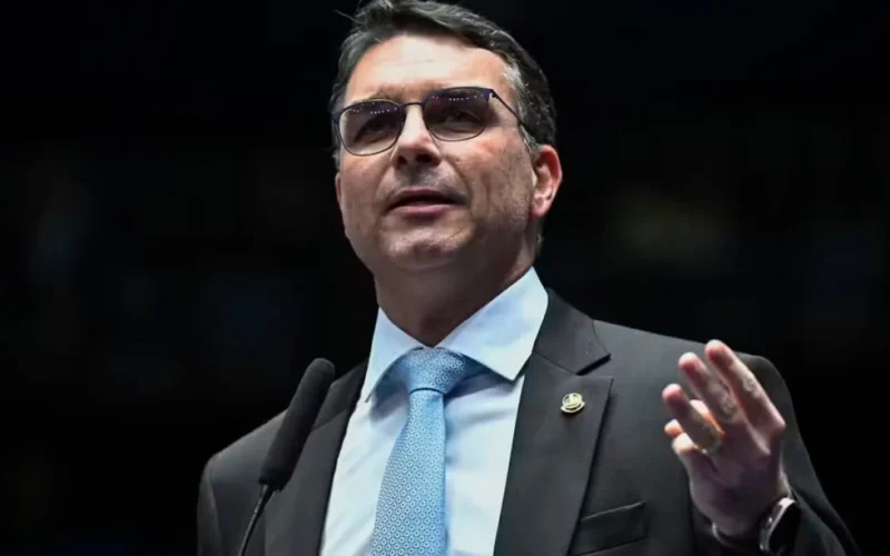 Flávio Bolsonaro alega 'guerra psicológica' contra sua campanha