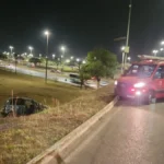 Carro capota na EPIA Sul e motorista é socorrido consciente