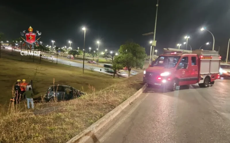 Carro capota na EPIA Sul e motorista é socorrido consciente