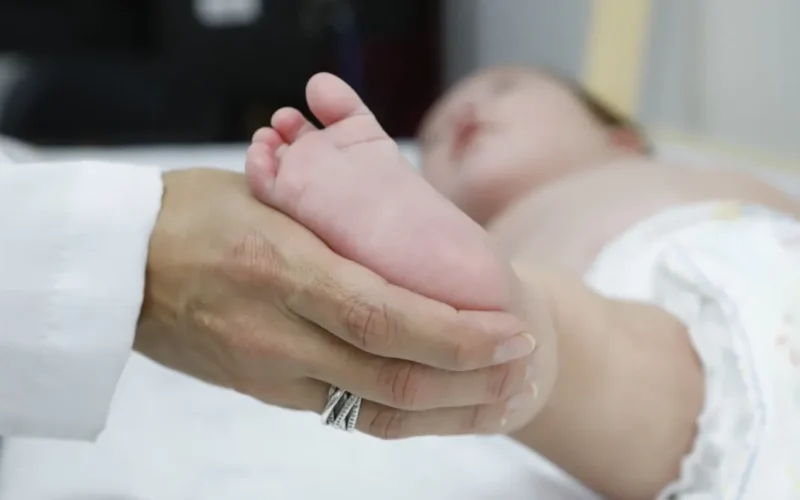 Teste do pezinho: atraso no SUS dificulta tratamento da AME