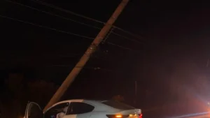 Carro bate em poste no Altiplano Leste e motorista não se fer
