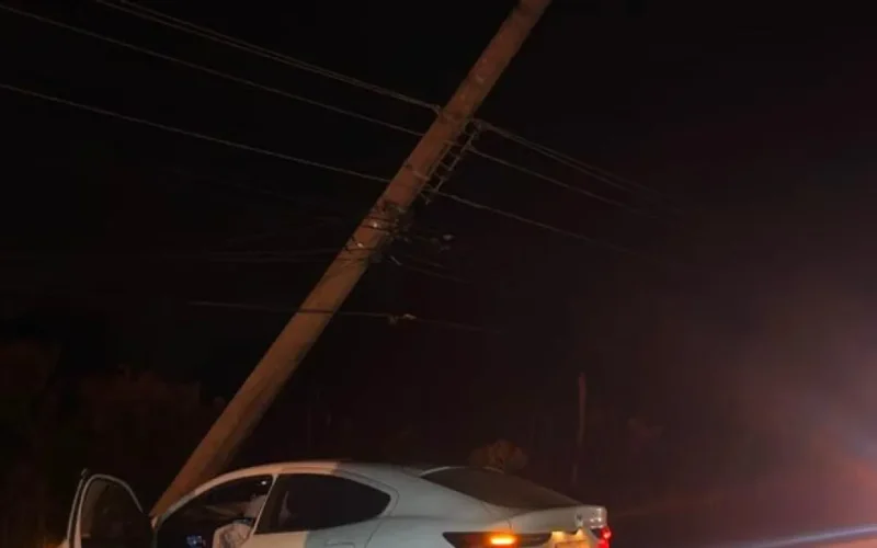 Carro bate em poste no Altiplano Leste e motorista não se fer