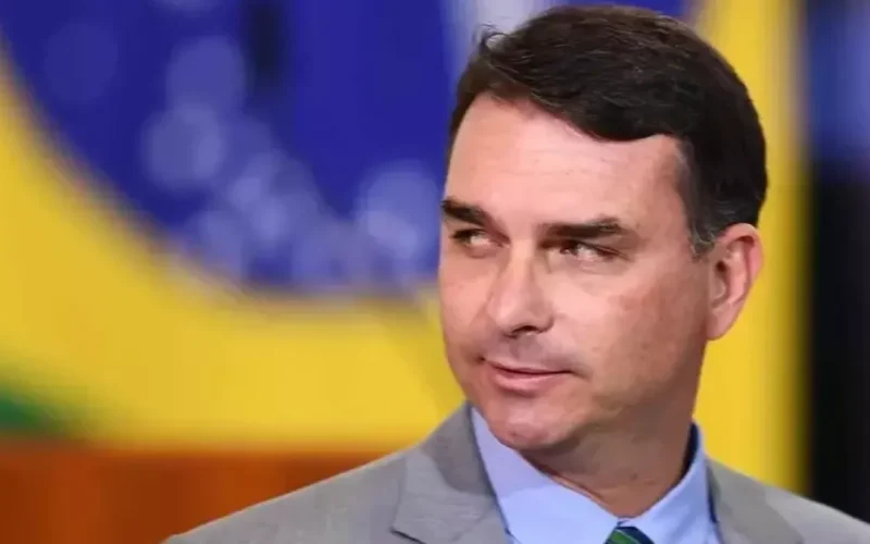 Denunciante muda versão sobre vice de Flávio Bolsonaro
