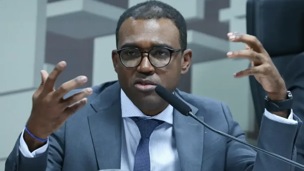 Diretor do BC relata à PF ambiente hostil e vazamentos no caso Master