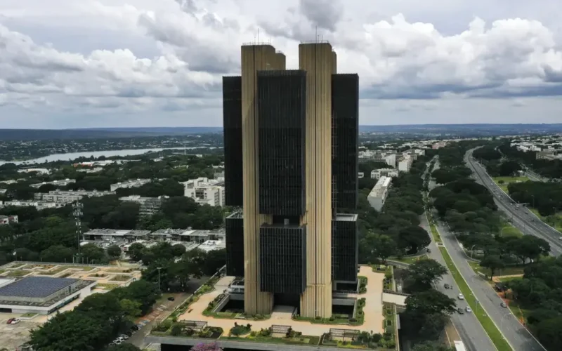 BC multa Banco Genial em R$ 21,6 mi e inabilita CEO